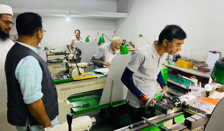 ചെറിയ മെഷിനറി ഉണ്ടാക്കുന്ന കമ്പനി സന്ദർശിച്ചപ്പോൾ